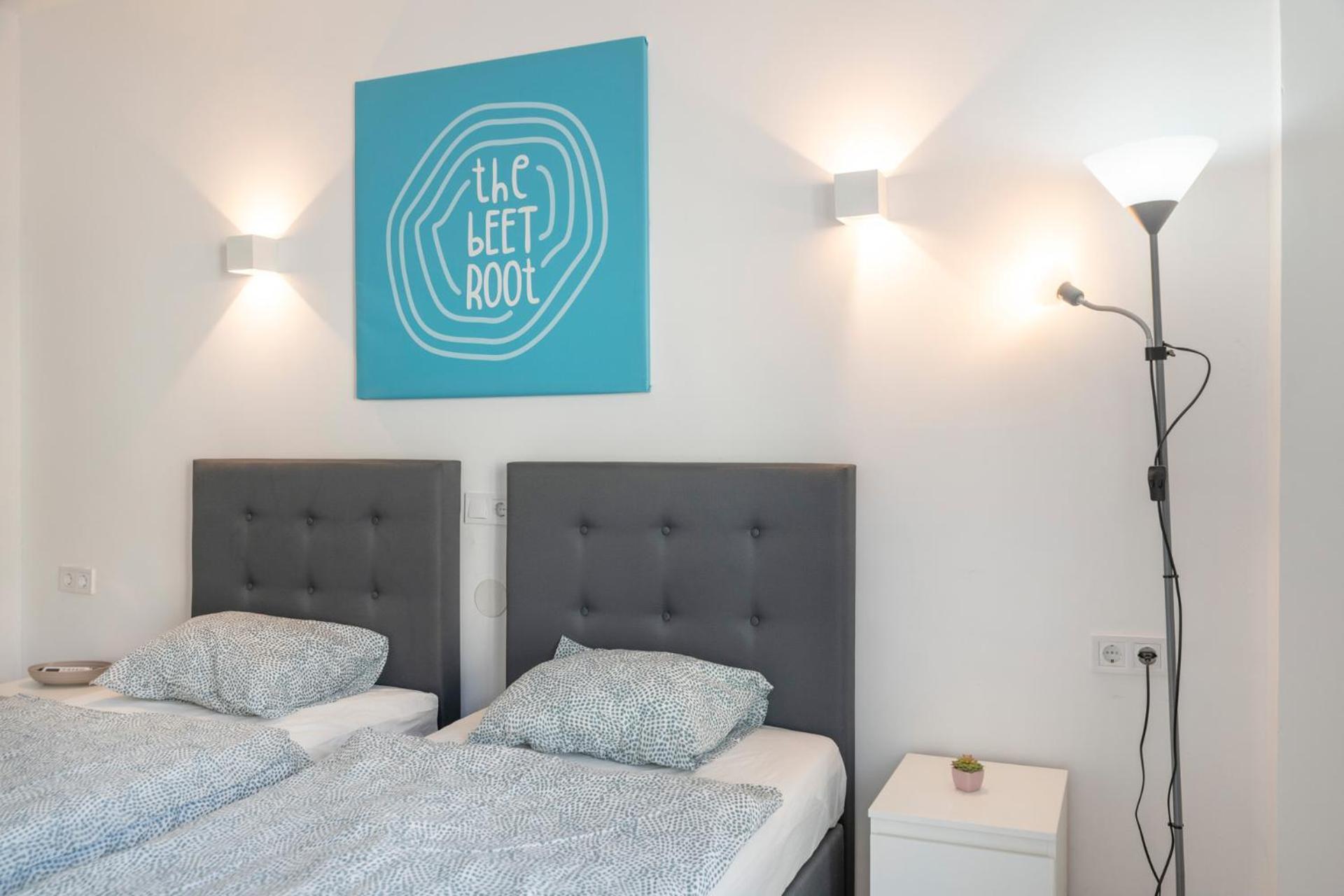 Beetroot, Jedes Zimmer Verfuegt Ueber Smart Tv , Eigenes Bad Mit Regendusche Und Balkon Llucmajor  Exterior photo