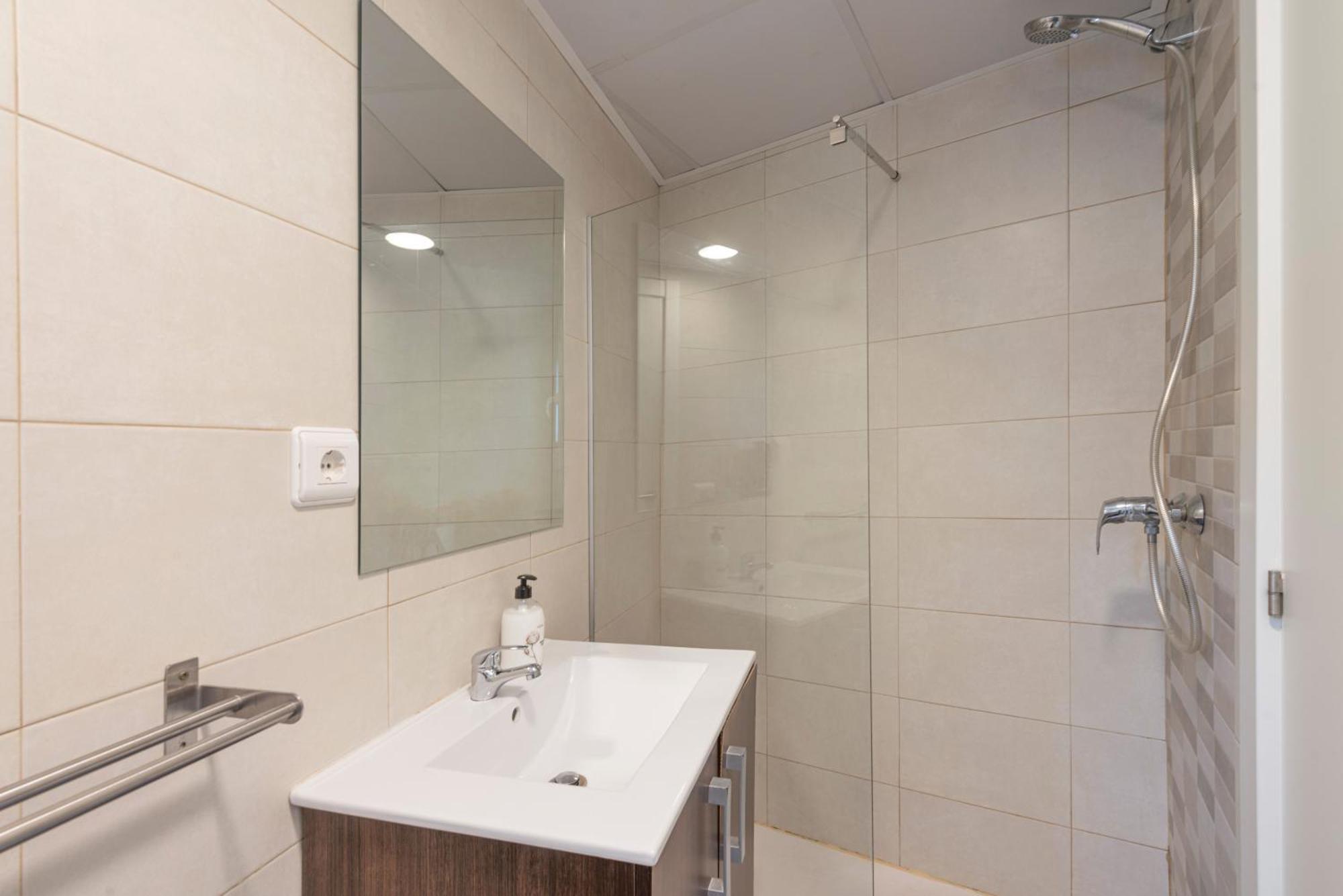 Beetroot, Jedes Zimmer Verfuegt Ueber Smart Tv , Eigenes Bad Mit Regendusche Und Balkon Llucmajor  Exterior photo